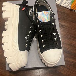 Womens 9

Palladium 

Revolt lo tx

New with manufacturer flaw